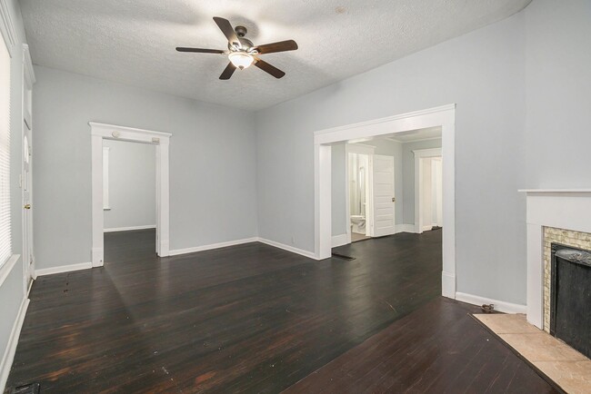 Building Photo - 3 bdrm, 2 bath home just a 3 minute walk t...