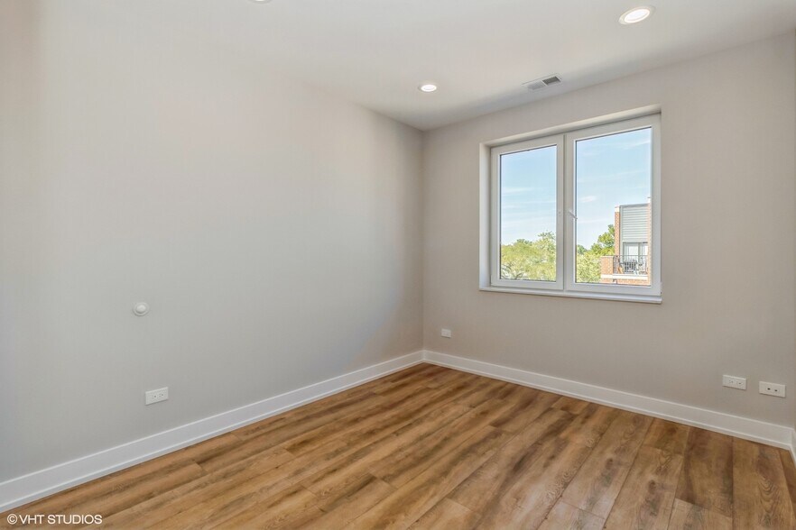 Building Photo - 3729 W Belmont Ave