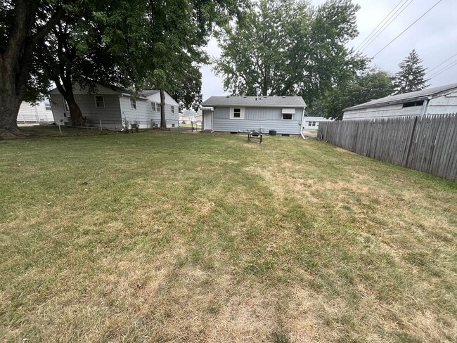 Building Photo - 3 Bed/1 Bath with Bonus Room and Fully Fenced in Yard!