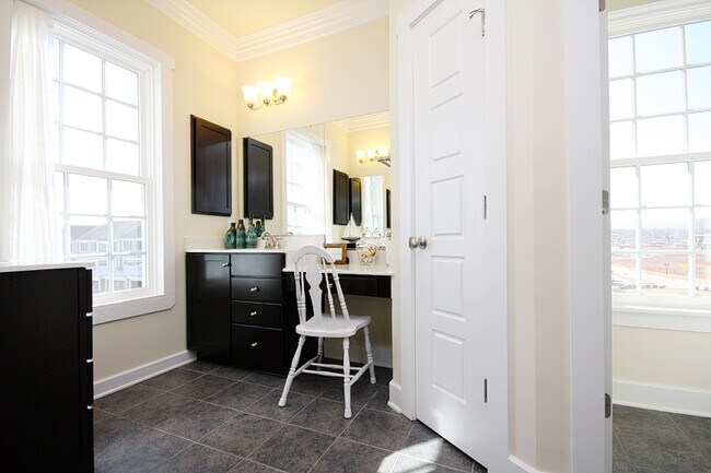 Building Photo - Inviting End-Unit Old Trail Townhome