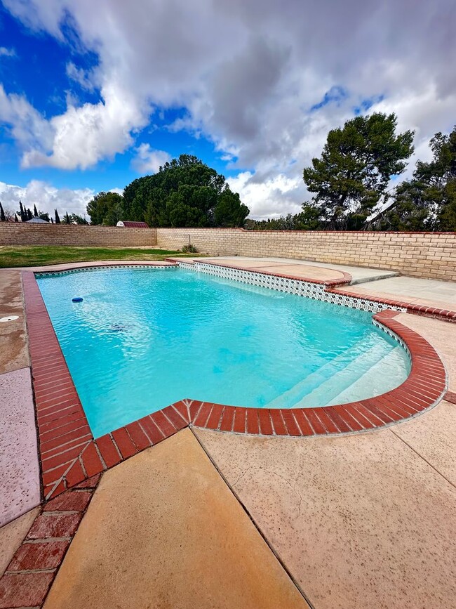 Building Photo - West Palmdale Pool Home