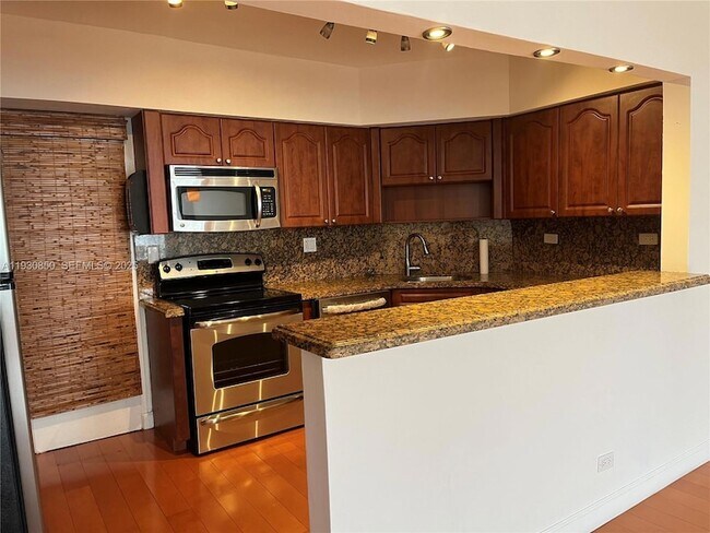 Building Photo - 1408 Brickell Bay Dr