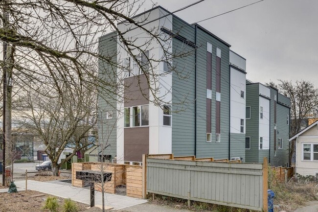 Building Photo - Beautiful 2 bed 2 bath townhouse!