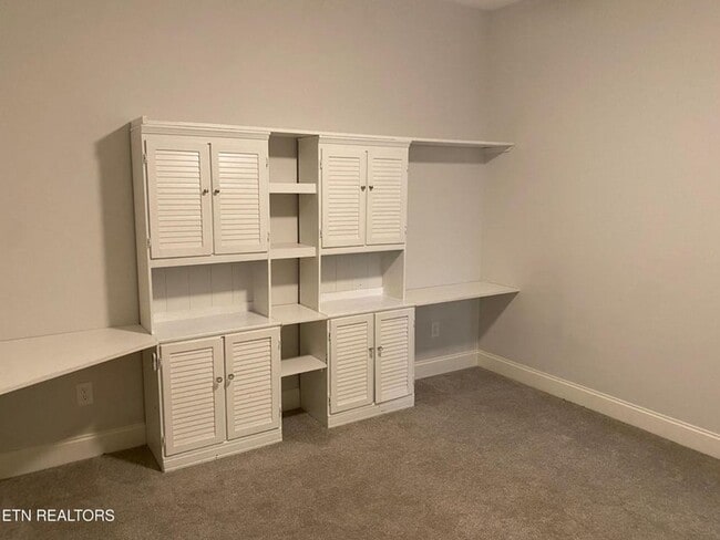 Building Photo - Single Level Home with 2 bedrooms + Separate Office or Den!