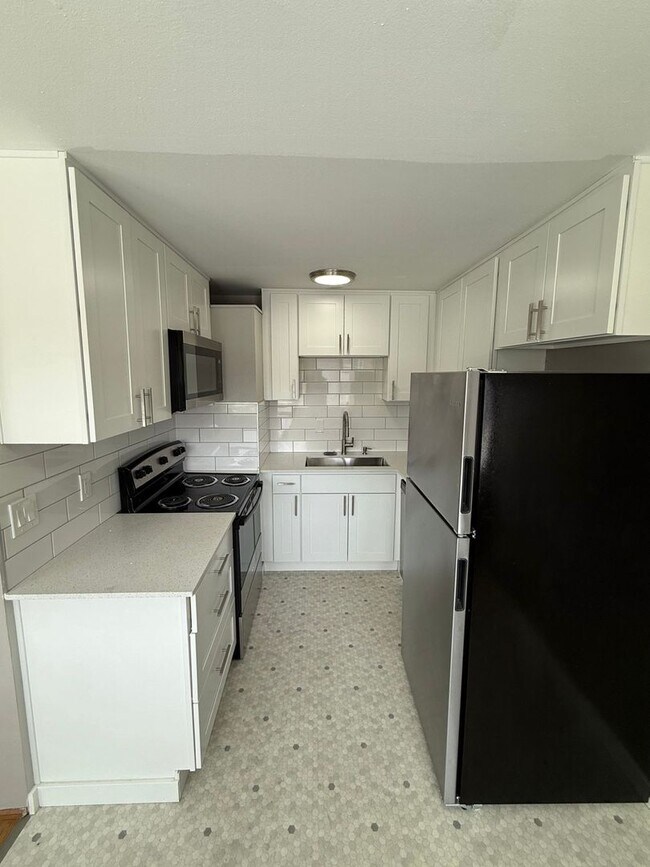 Building Photo - 3-Bedroom North Green Lake Townhouse-Style...