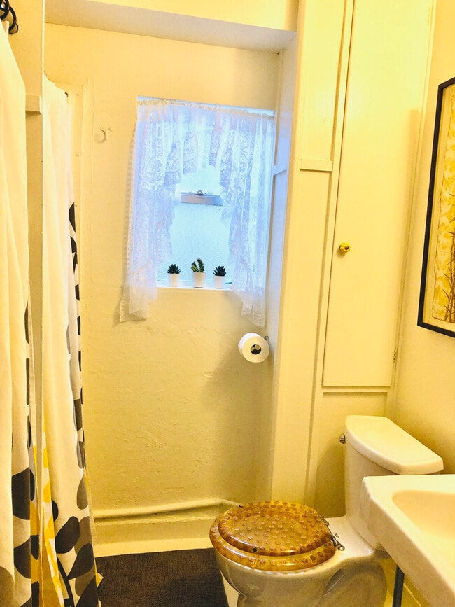 Building Photo - 4136 Beach Dr SW