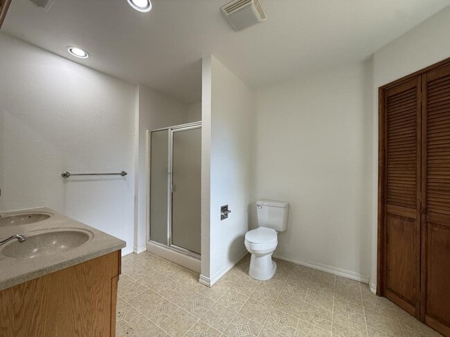 Building Photo - 733 NE Wharton Dr