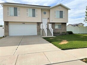 Building Photo - Big Year, Bigger Home – 5 Bed 2 Bath Syracuse + 2 Weeks Rent Free!