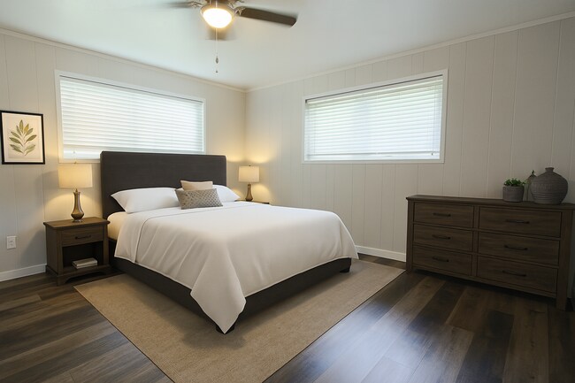 Building Photo - Updated Classic - Mid Century 4/2 2600 sf. All one level.