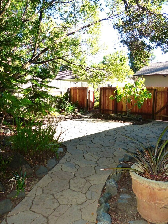 Building Photo - MON301