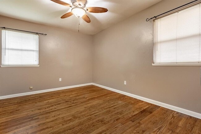 Building Photo - 2108 Henderson Dr