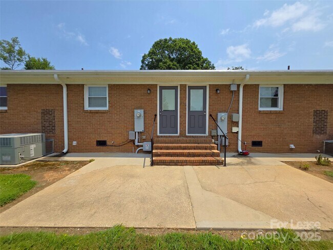 Building Photo - 304 Crescent St