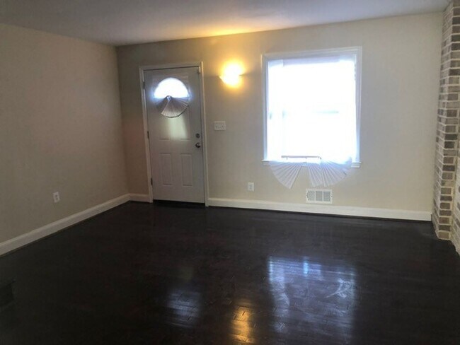 Building Photo - 2136 Redthorn Rd