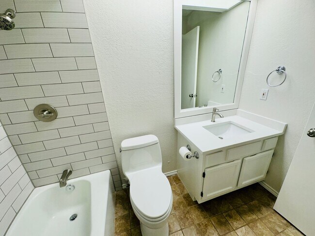Building Photo - Charming 2 Bed 2 Bath Condo with Nature Vi...