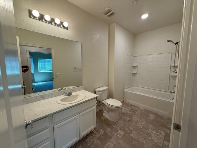 Building Photo - Single story home in with large backyard!