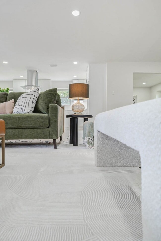 Building Photo - 9923 Emnora Ln