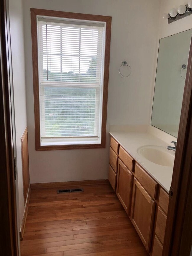 Upstairs Bathroom - 11304 Davenport Cir NE