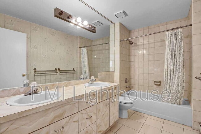 Building Photo - 2 Carlyle Dr