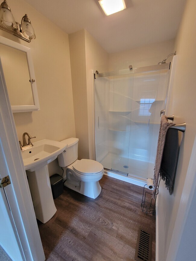 Building Photo - 9115 Honeysuckle Dr