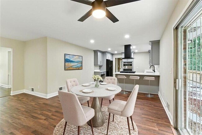 Building Photo - 893 Woodmere Dr NW