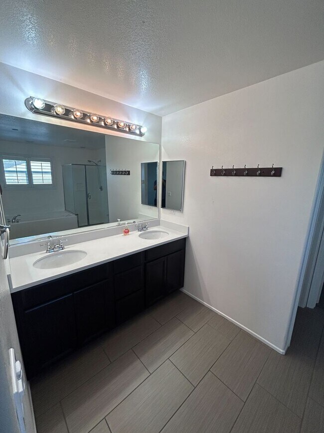 Building Photo - Beautiful Home For Rent NW Bakersfield AVAILABLE NOW!