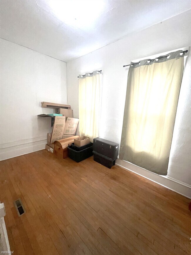 2 br, 1 bath Duplex 1121 Summit Street 1 1121 Summit St Eau Claire