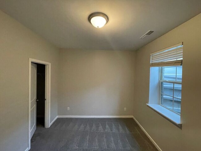 Building Photo - Three Bedroom Townhouse next to Light Rail...