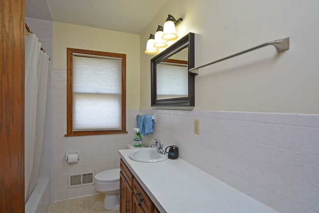 Building Photo - Spacious 3 bed, 2 bath rental in Bloomingt...