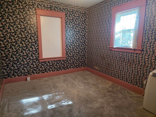 Building Photo - 3-Bedroom, 1-Bathroom Home with Basement & Garage – $1,375/Month | Accepting Section 8