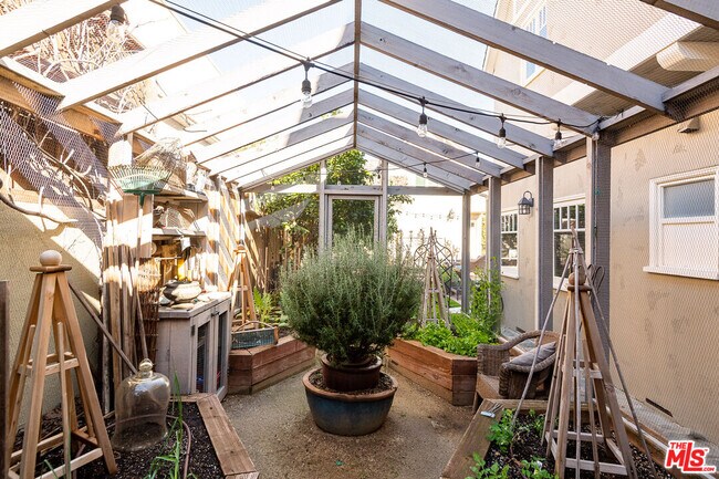 Building Photo - 427 12th St