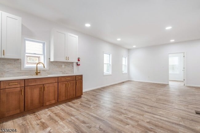Building Photo - 823 S 17th St