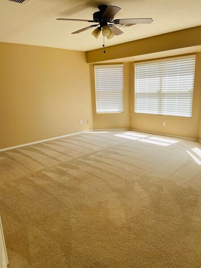 Building Photo - 5 bedroom 3 bath Remolded home Ready to move in!