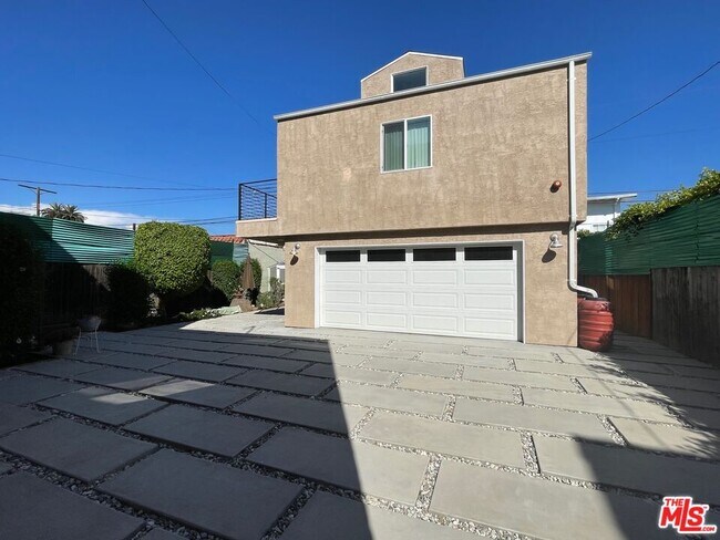 Building Photo - 1348 S Rimpau Blvd