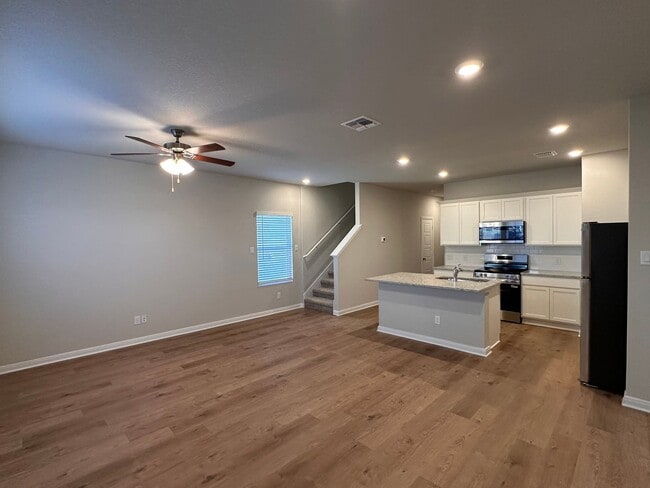 Building Photo - Gorgeous Luxury 3/2.5 Home