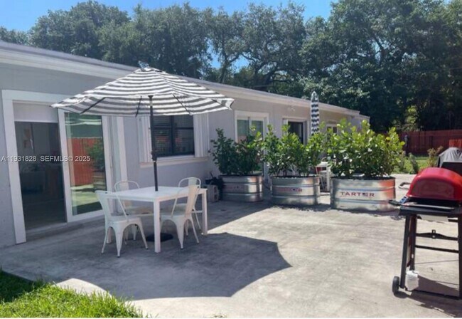 Building Photo - 1560 NE 145th St