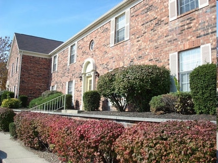 Building Photo - Eagle Creek Court