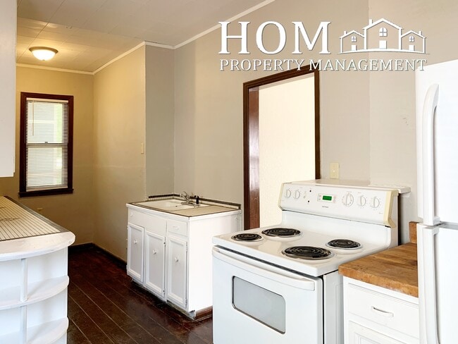 Building Photo - 127 Center St