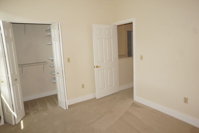 Building Photo - Beautiful 2 bedroom Belmont Condo. 3 Stories, 1 car garage, open floor plan, a/c. Amazing unit!