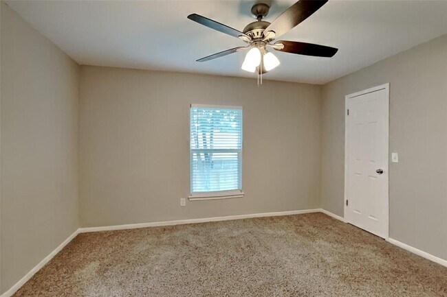 Building Photo - 9219 Palm Shores Dr