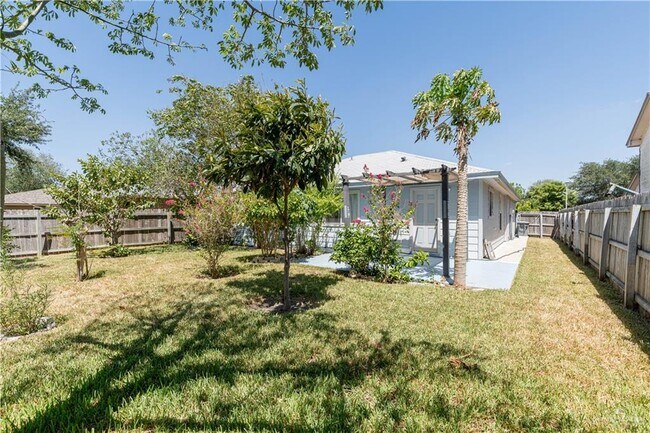 Building Photo - 17 Roundup Cir