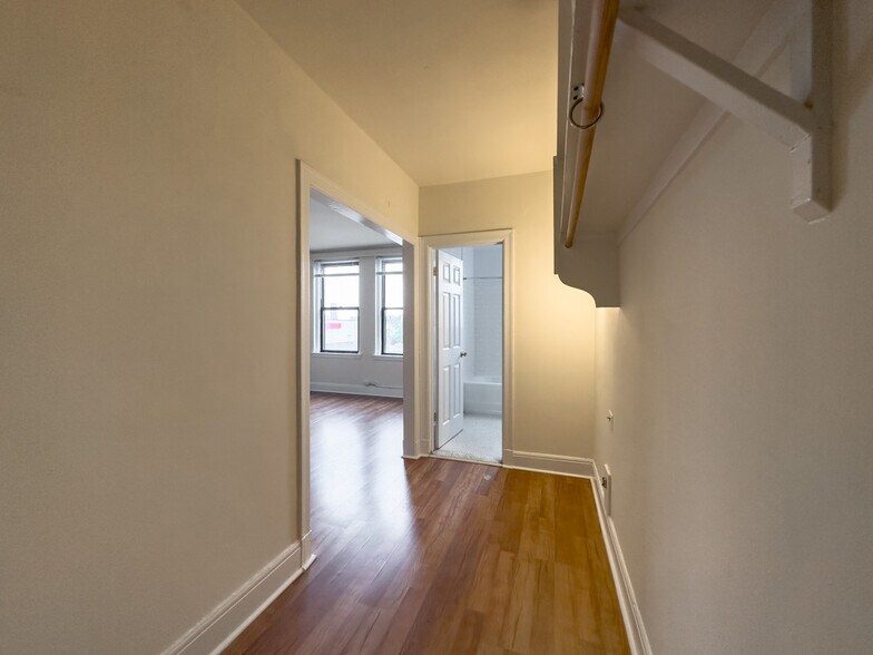 Building Photo - 3335 W Diversey Ave