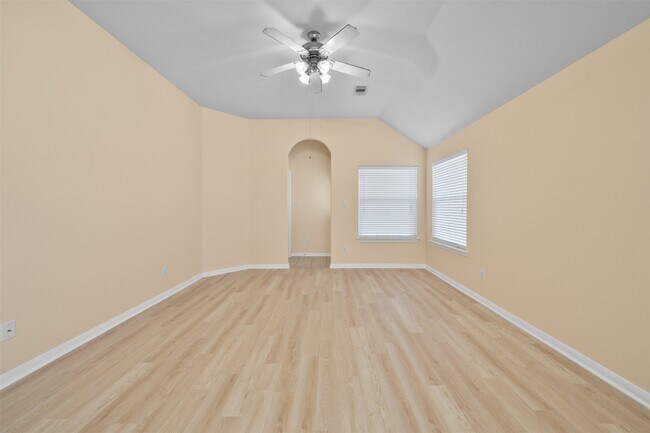 Building Photo - 12119 Lakewood Villa Dr