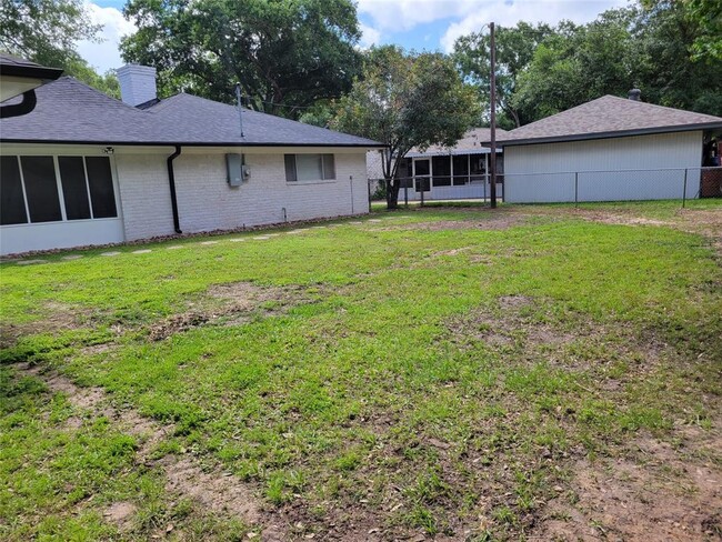 Building Photo - 1409 Drexel Dr
