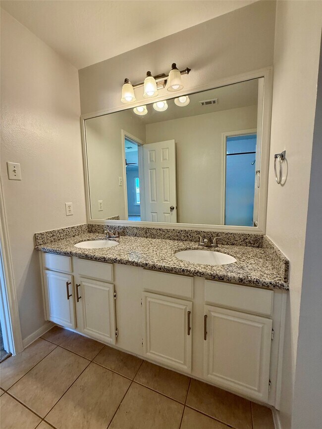 Building Photo - 6931 Echo Pines Dr
