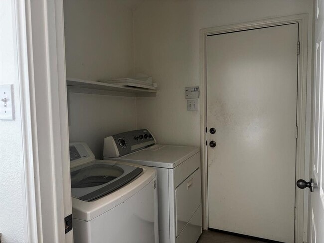 Building Photo - 304 Valona Loop