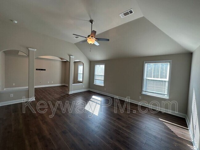 Building Photo - 688 Tree Top Trl