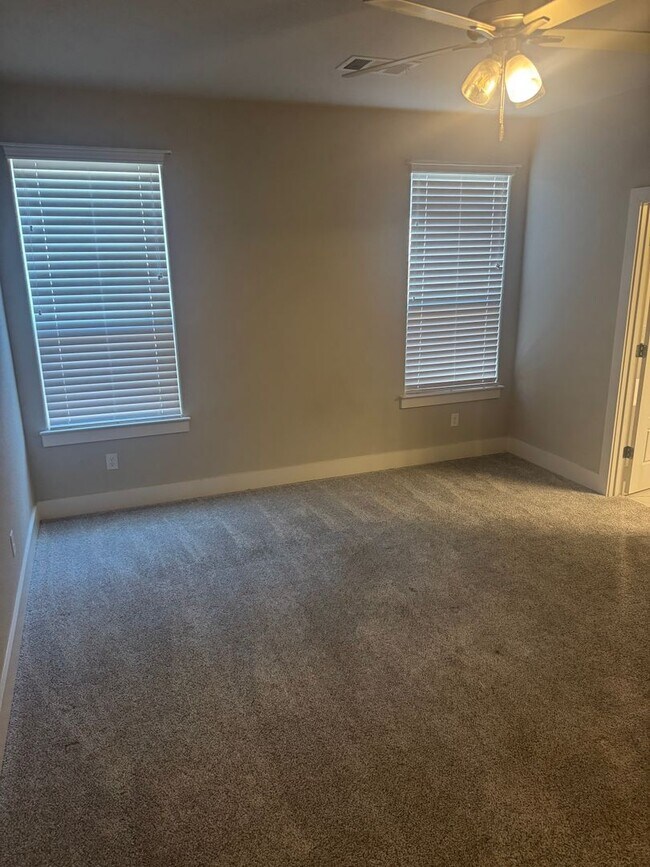 Building Photo - 3/2/2 Cozy Kitchen - Huge Closets - Tub in...