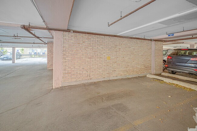 Building Photo - 5420 N Sheridan Rd