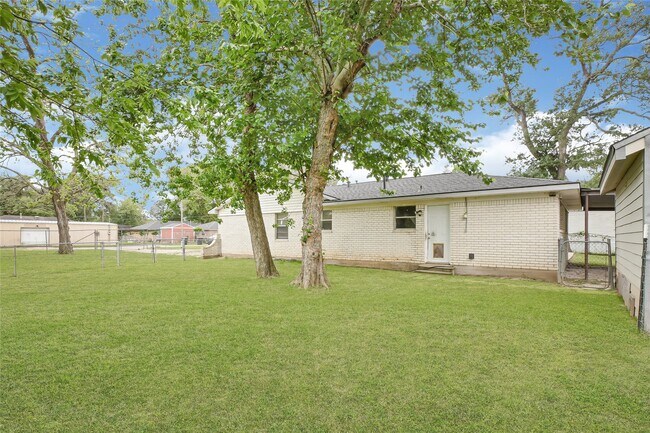 Building Photo - 1014 Robinson St