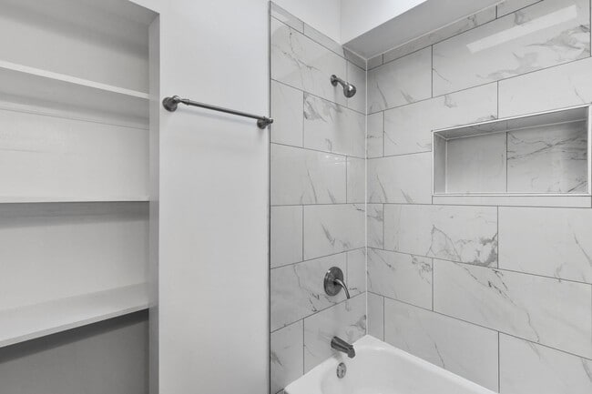 Building Photo - Newly Renovated 4-Bedroom Townhome for Rent